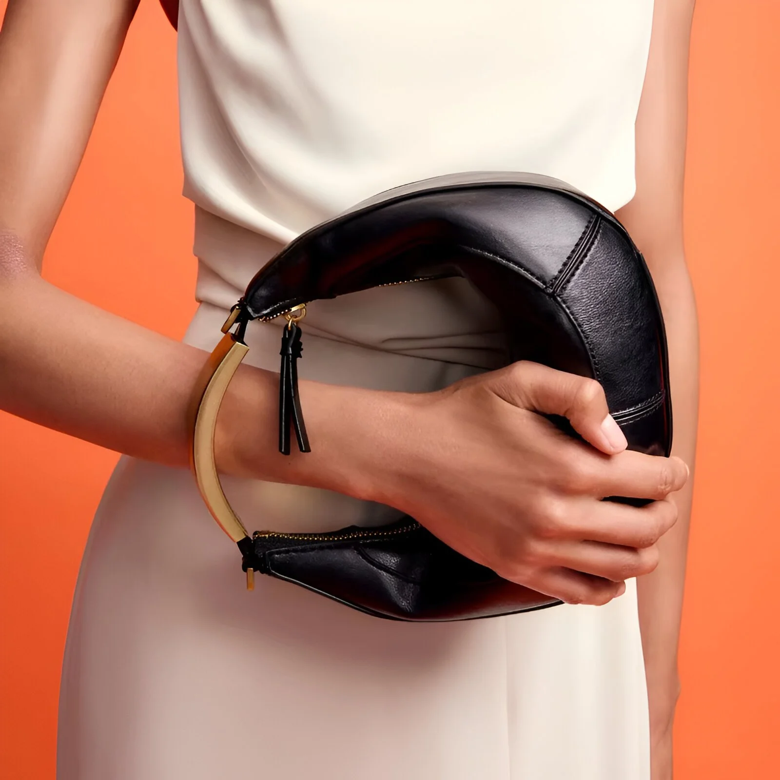 Oval Crossbody Bag with Metal Strap – Chic Luxury Handbag for Women