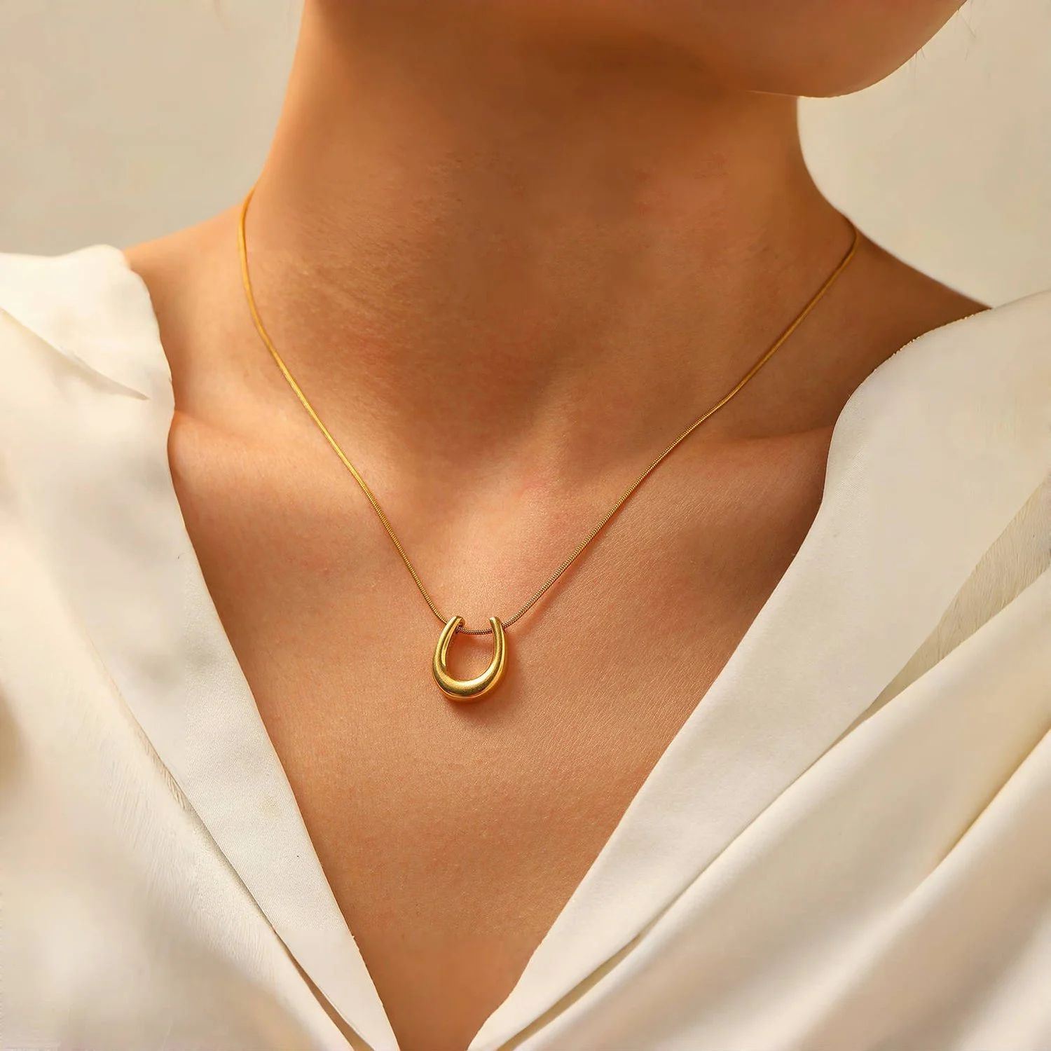 Minimal Gold Horseshoe Pendant Necklace