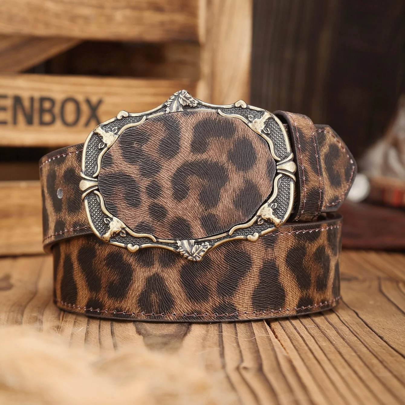 Retro Western-Buckle Unisex PU Leather Belt with Perforated Nails