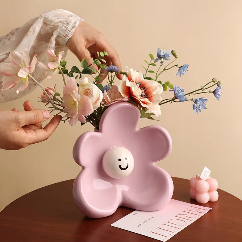Cute Smiling Flower Ceramic Vase for Tabletop Decoration