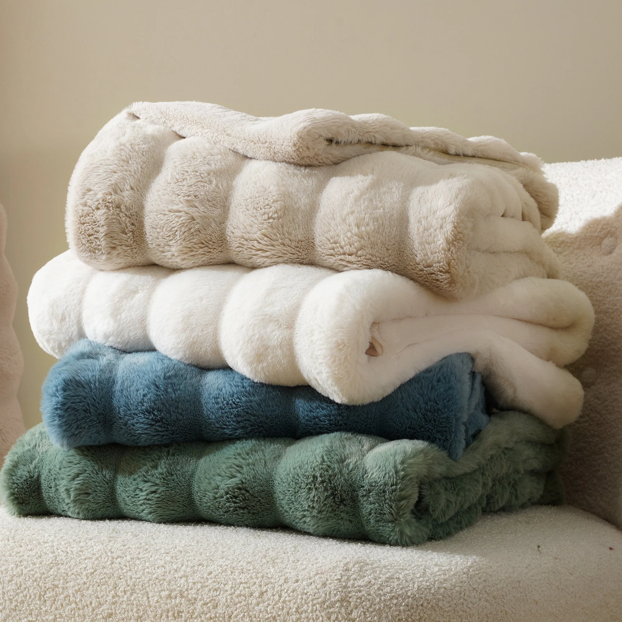 Luxury Faux Rabbit Fur Throw Blanket - Soft, Plush & Cozy for Bed or Sofa
