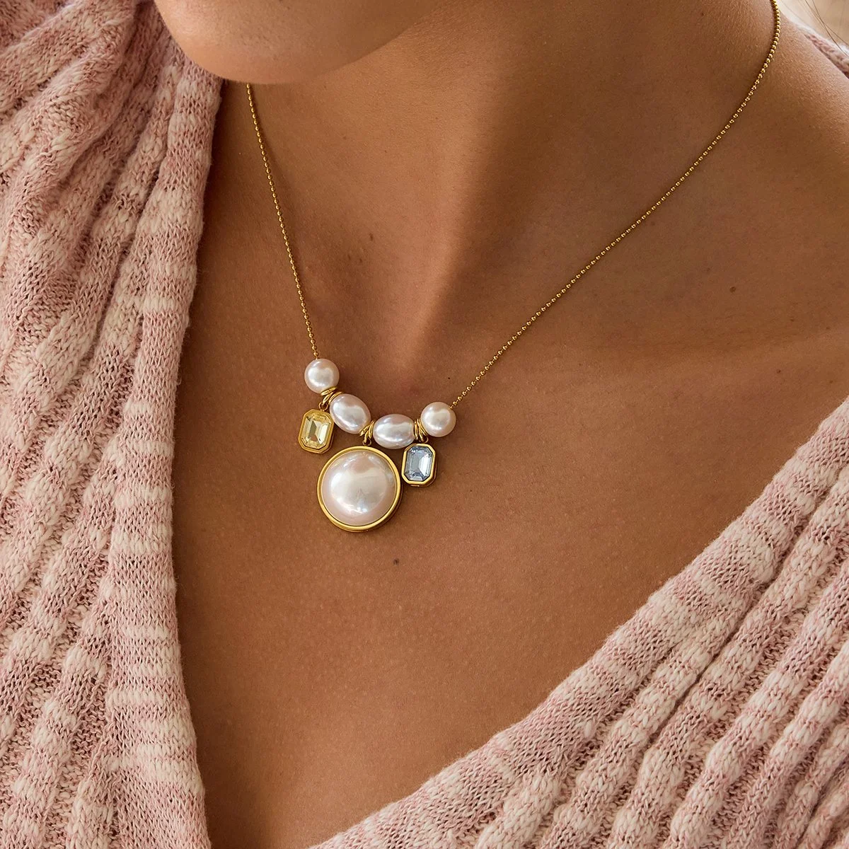 Elegant Round Imitation Pearl & Zircon Pendant Necklace
