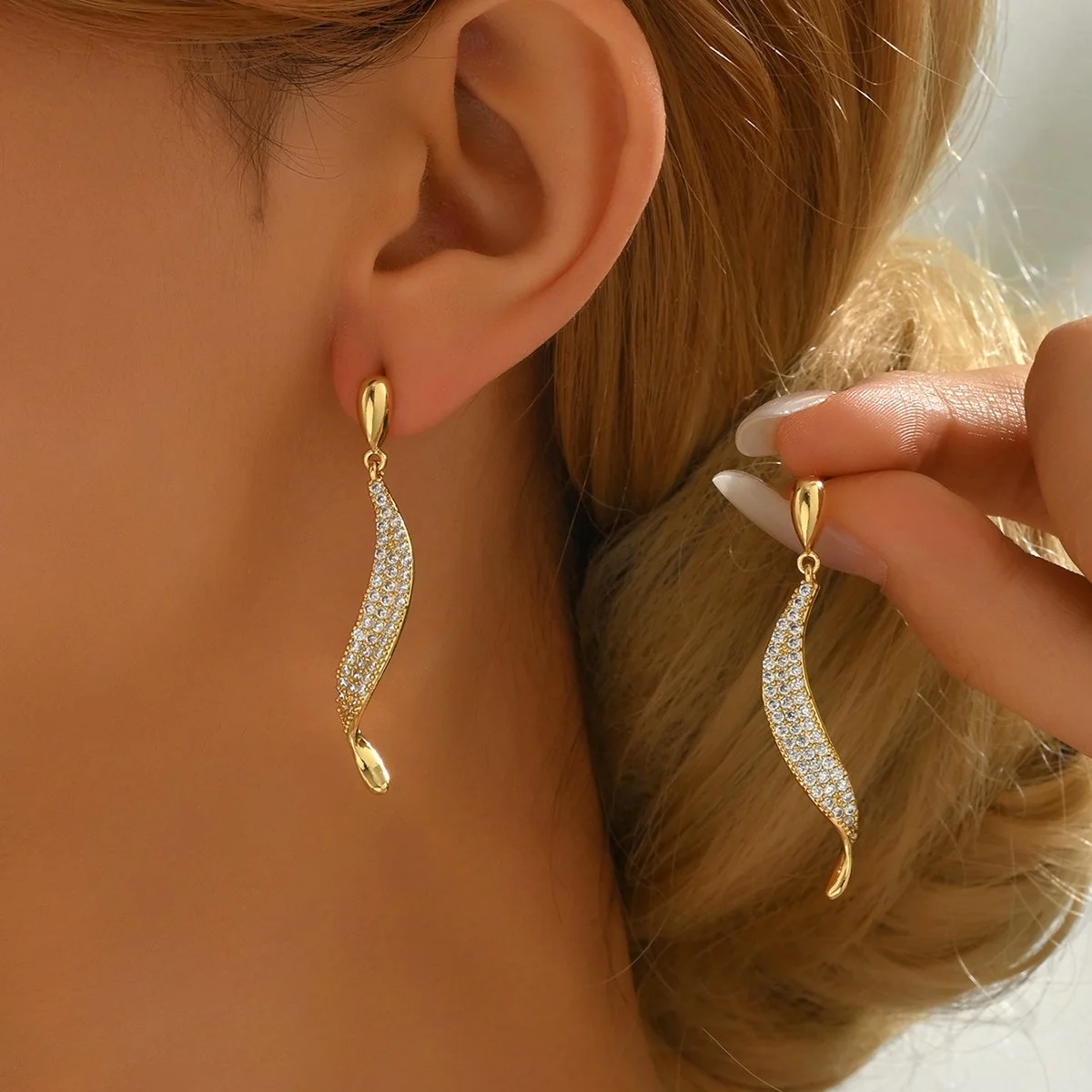 Gold Long Leaf Zircon Drop Earrings – Geometric Nature-Inspired Jewelry
