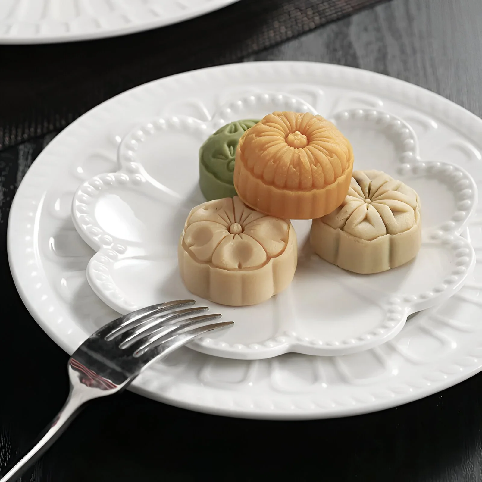 Nordic Flower-Shaped Ceramic Dessert Plate for Elegant Dining