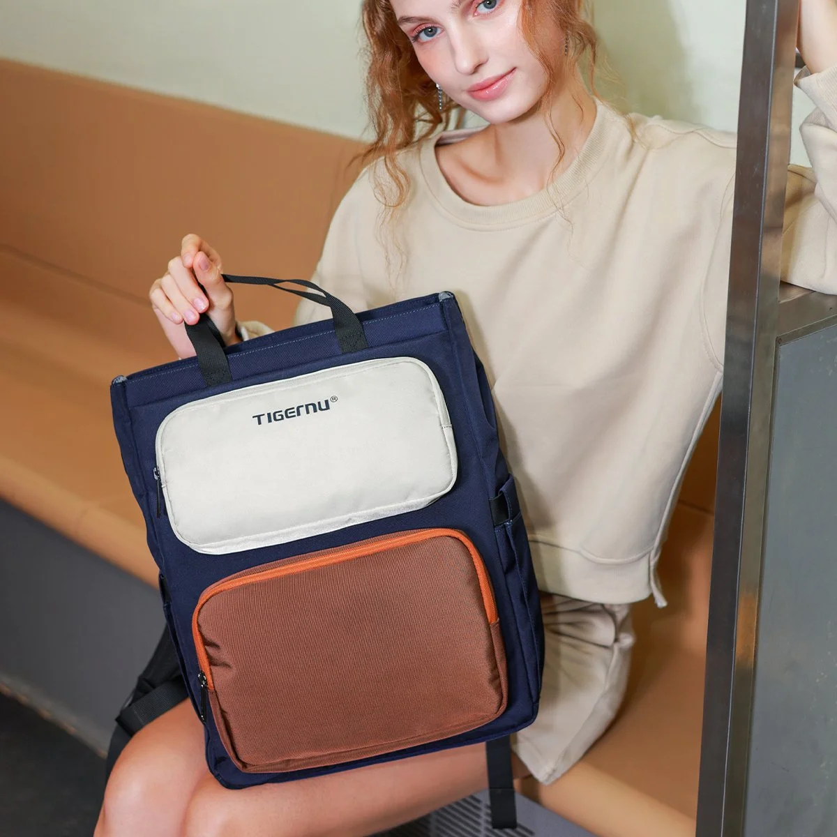 Fashionable Waterproof Backpack for 15.6-inch Laptop – Stylish Women’s Outdoor Travel Bag